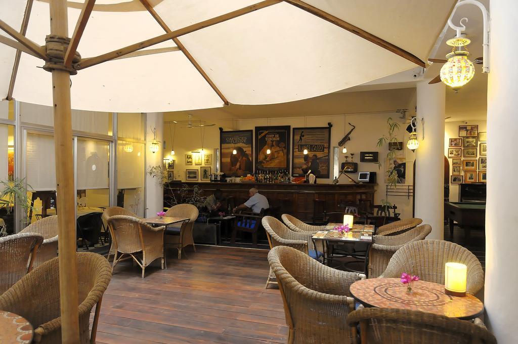 Hotel La Residence Сент Луис Екстериор снимка