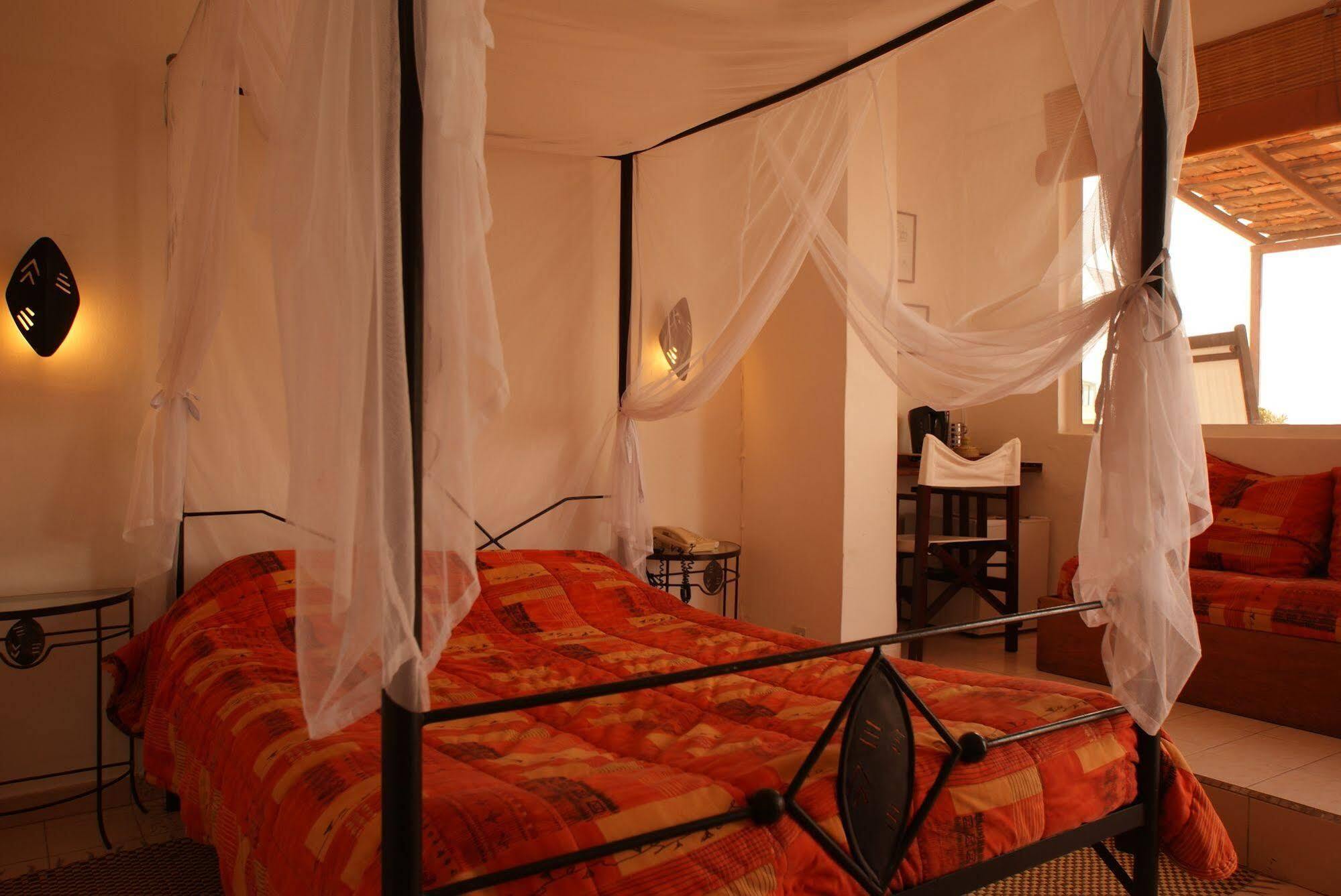 Hotel La Residence Сент Луис Екстериор снимка